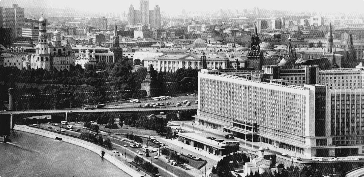 Moscou, vue de l'hôtel Rossiya, construit en 1967. Capable d'accueillir jusqu'à 5 300 touristes, c'est alors le plus grand hôtel du monde.
